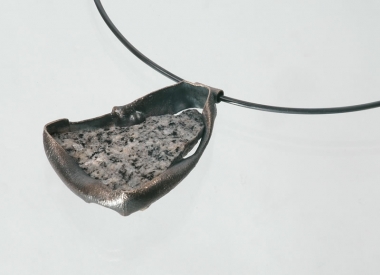 náhrdelníky - H 06 - Náhrdelník: patinované stříbro, žula