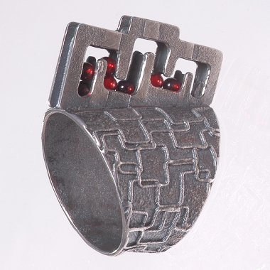 prsteny - P 43 - Pánský prsten „Labyrint“: patinované stříbro, české granáty